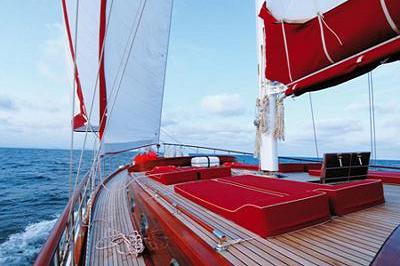 La cubierta exterior es elegante, confortable, refinada y con unas vistas increibles CRUCEROS A VELA YATES PRIVADOS YATES DE LUJO CHARTER VELEROS OFERTAS